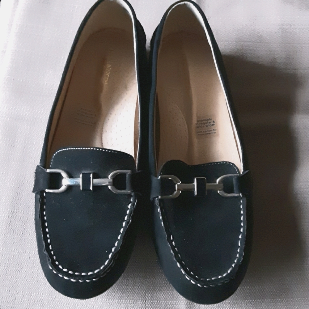 Liz Claiborne black flats 8.5